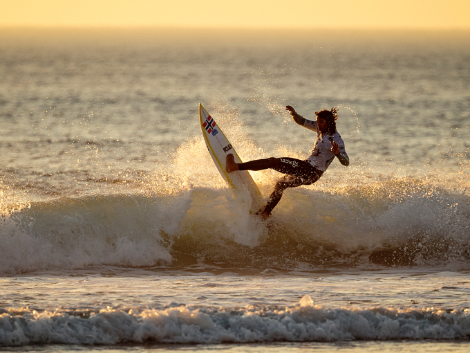 Noregs Joackim Guichard i aksjon under VM i surfing i Biarritz, Frankrike. Foto: Ben Reed, ISA